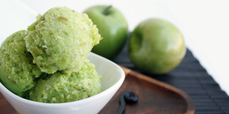 Мороженое из зеленых яблок