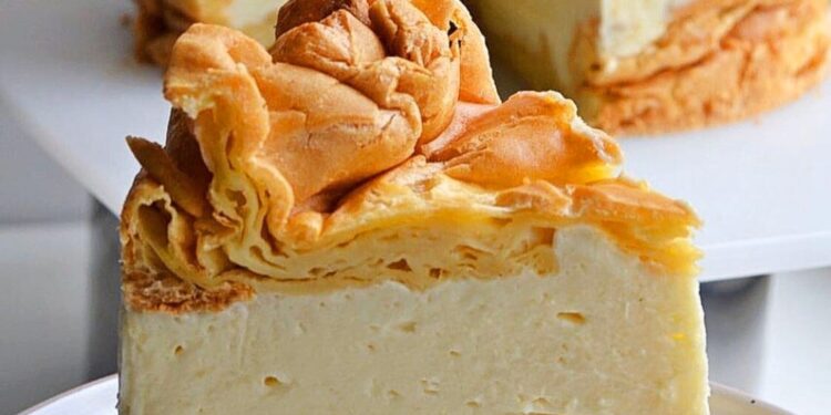 Слоеный пирог с белым кремом