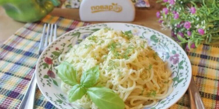 Спагетти с чесноком и сыром