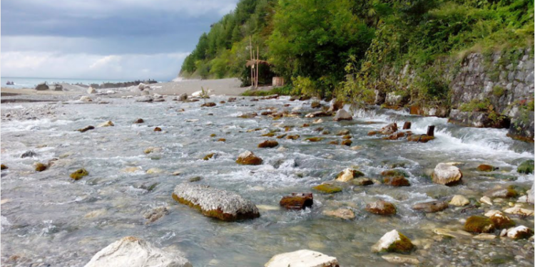 Abhazya’nın Gagra bölgesinde akan dünyanın en kısa nehri- Reprua.