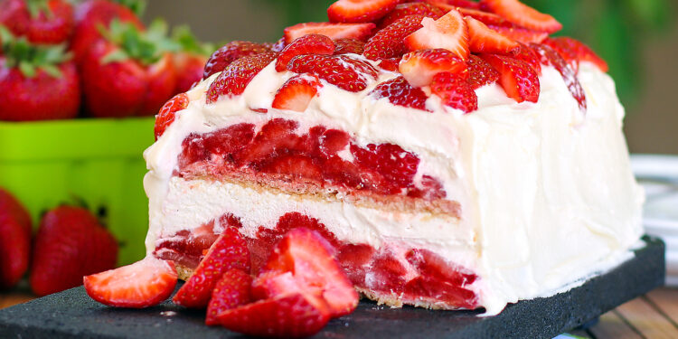 Бисквитный клубничный торт со сливками