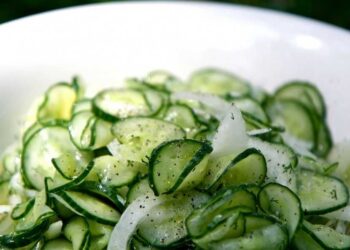 Анашеи аџьымшьи ирылхны асалаҭ -Салат из свежих огурцов с луком