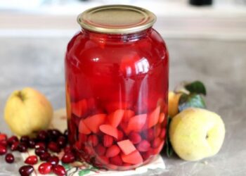 Абиеи абгыӡреи ирылхны ашәырӡы-Компот из айвы и кизила