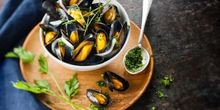 Мидии с луковым соусом