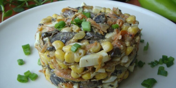 Салат из кукурузы с грибами и огурцами