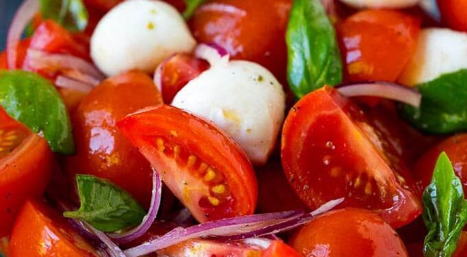 Салат с помидорами и моцареллой