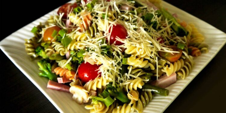 Итальянский салат с макаронными изделиями.