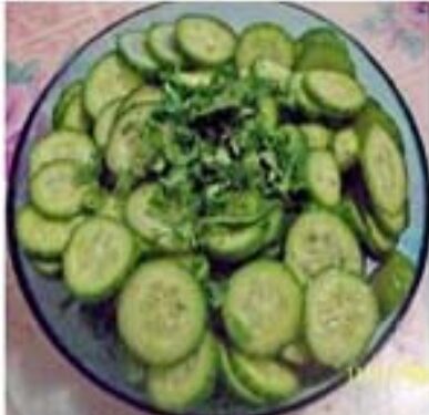 Soğanlı taze salatalık salatası