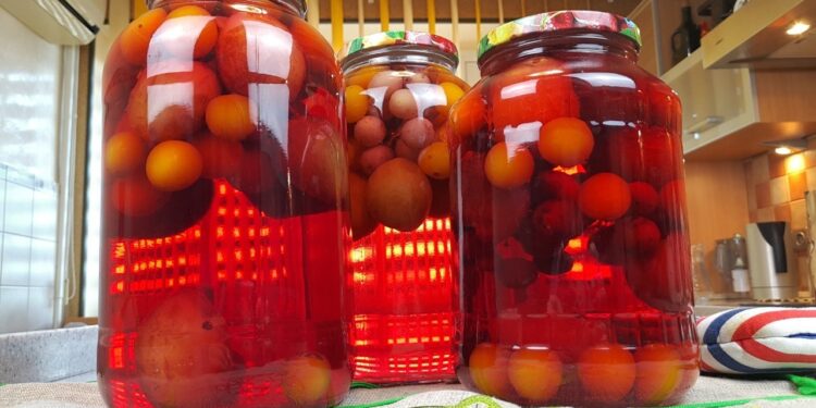 Атамеи ажьи ирылхны ашәырӡы-компот из персиков и винограда