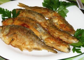 Аҧсыӡ адарган аҿы иӡны (Акалмаҳа агәыҵаҧш, аидыҧсала, аҧҟыш)-Рыба (форель, барабулька, кефаль, карп и пр.), жаренная на сковороде.