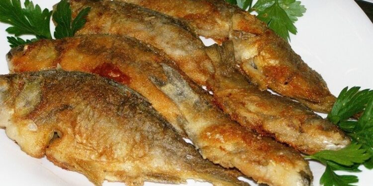 Аҧсыӡ адарган аҿы иӡны (Акалмаҳа агәыҵаҧш, аидыҧсала, аҧҟыш)-Рыба (форель, барабулька, кефаль, карп и пр.), жаренная на сковороде.