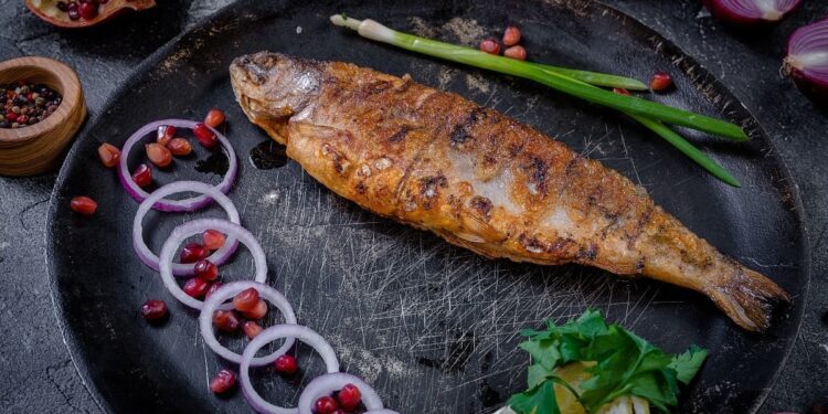 Акалмаҳа аҵәы иахаҵаны иӡны-форель, жаренная на вертеле