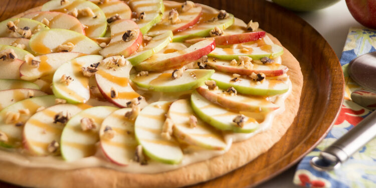 Пицца с яблоками