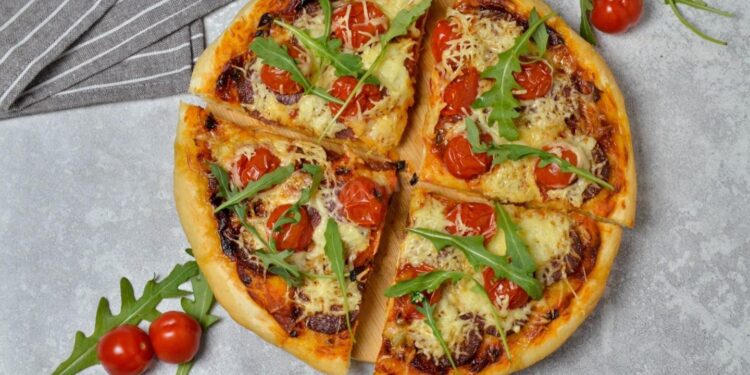 Пицца с помидорами и сыром