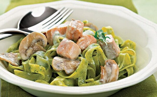 Феттуччини с лососем в соусе из сыра с голубой плесенью