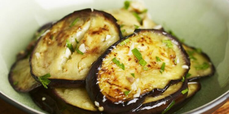 Печеные баклажаны с чесноком