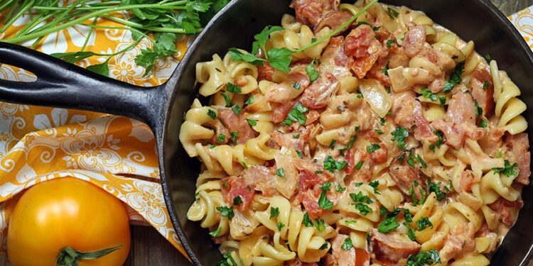 Макароны с копченой колбасой