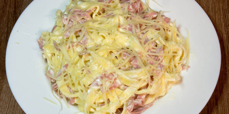 Спагетти с ветчиной и сырным соусом