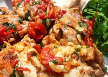 Akuçışeitsarş – domates soslu tavuk 