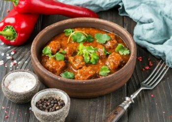 Ахыхшьыхқәа атомати аџьымшьи рыла еиҵаџьны-субпродукты в луково-томатном соусе