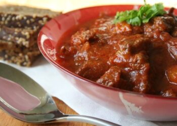 Ажәжьы ҧсыуала еиҵажәны-говядина, тушенная по-абхазски       