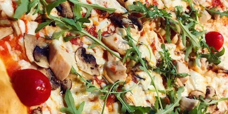 Пицца с помидорами и шампиньонами