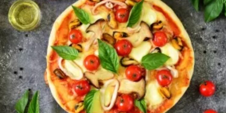 Пицца с грибами и морепродуктами