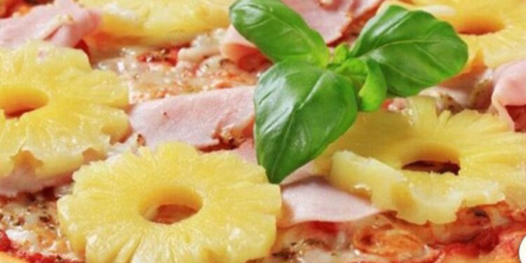 Пицца с ананасом и горгонзолой