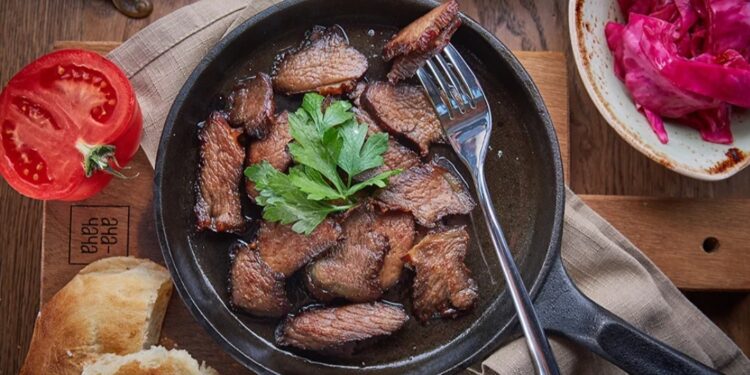 Акәац ҽыҭ  жәпа ӡны-мясо, жаренное крупным куском.