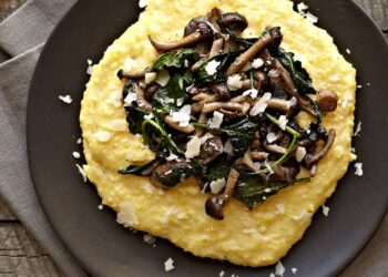 Сырная полента с грибами и базиликом.