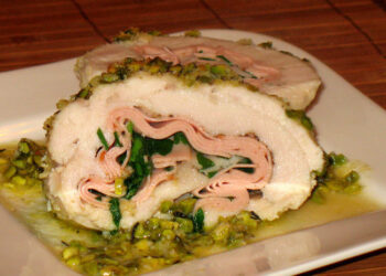 Куриные рулетики в фисташковой корочке