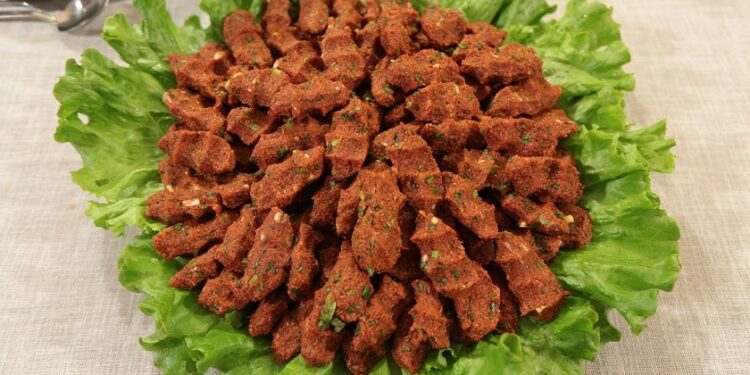 Сырые котлеты со специями-çiğ köfte