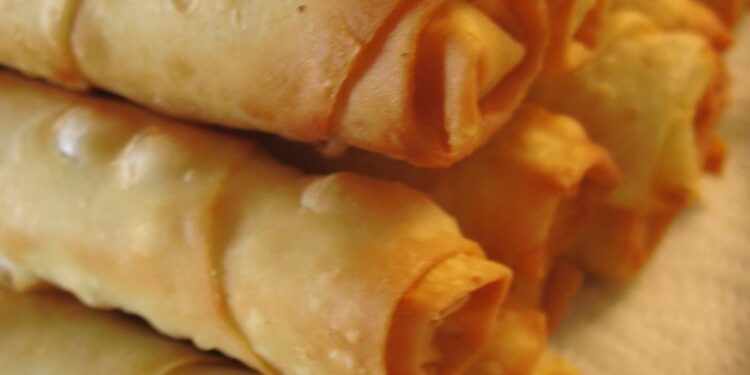 Пирожки  в форме трубочек  треугольников – sıgara ve muska çoreği