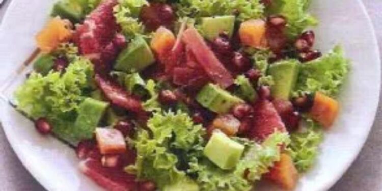 Зимний салат с копченой рыбой.