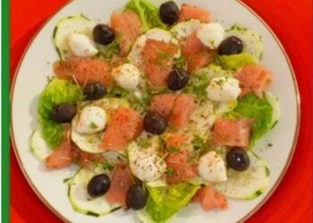 Салат из цукини с оливками  и лососем