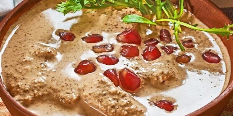 Araşıh sızbal – Acıka ile ceviz sosu.