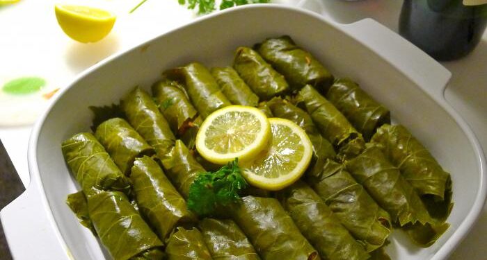 Голубцы из виноградных листьев с мясной начинкой – etli yaprak dolması