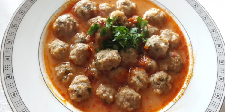 Мясные тефтели под соусом-terbiyeli köfte