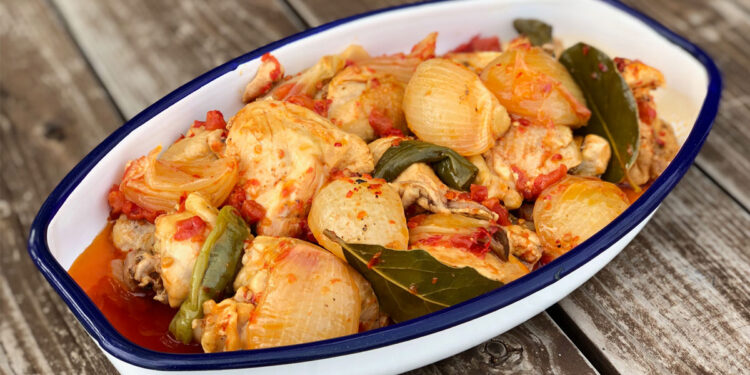 Курица тушеная с луком-tavuk yahnisi