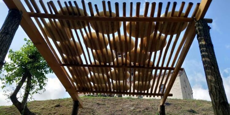 Anhua köyünde isli peynir nasıl yapılıyor.