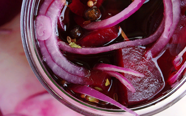 Маринованный лук со свеклой