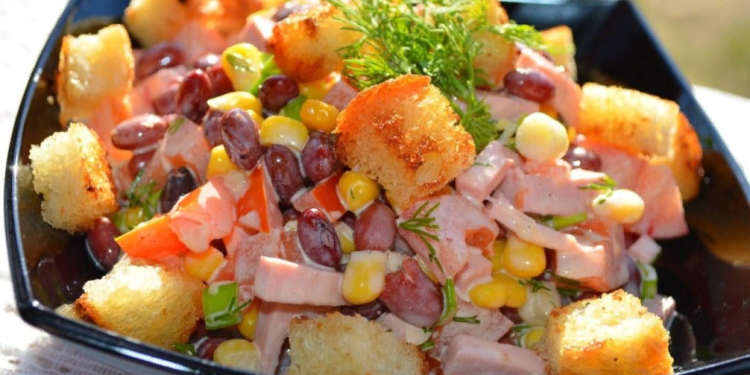 САЛАТ С ФАСОЛЬЮ И СУХАРИКАМИ