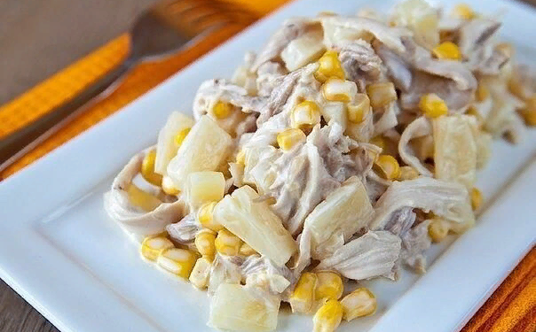 Салат с ананасами и курицей