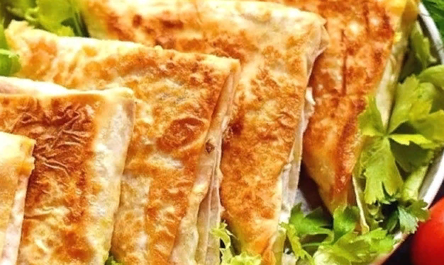 Конвертики из лаваша с колбасой и сыром в духовке.