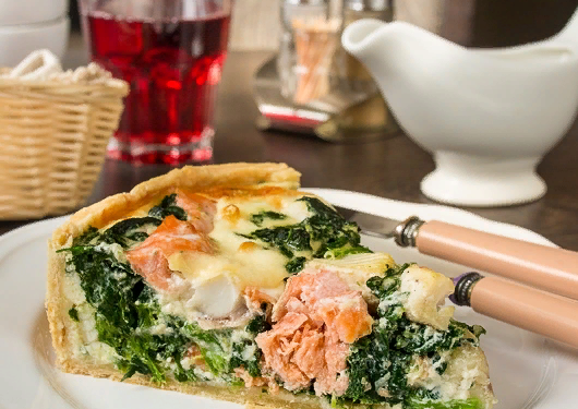 Открытый пирог с рыбой