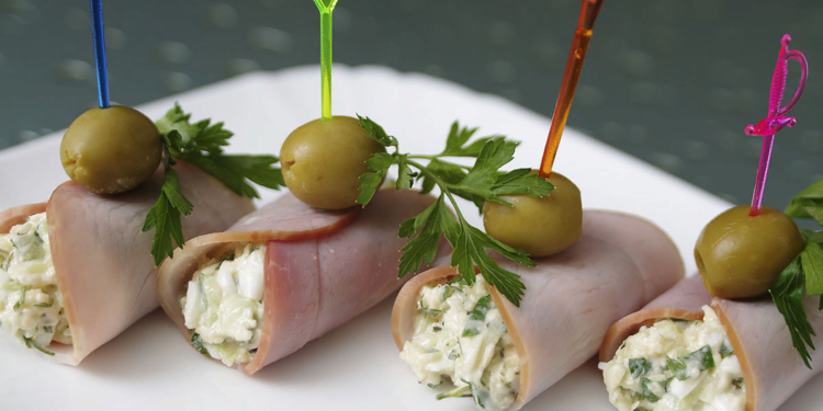 Рулетики с чесноком и сыром