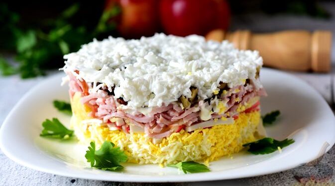 Слоёный салат с крабовыми палочками, плавленым сыром и яблоком