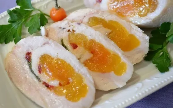 Куриные колбаски-рулетики с курагой.