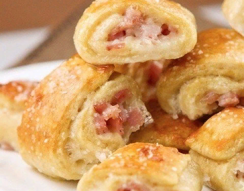 Слоечки с ветчиной и моцареллой