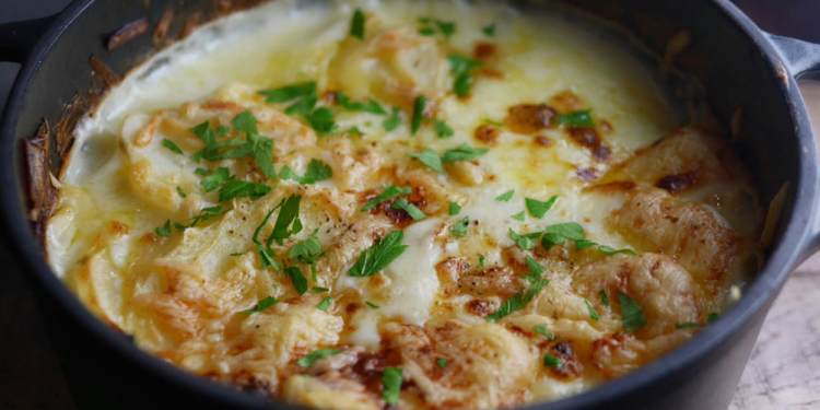 Картошка в сметане с сыром и грибами.